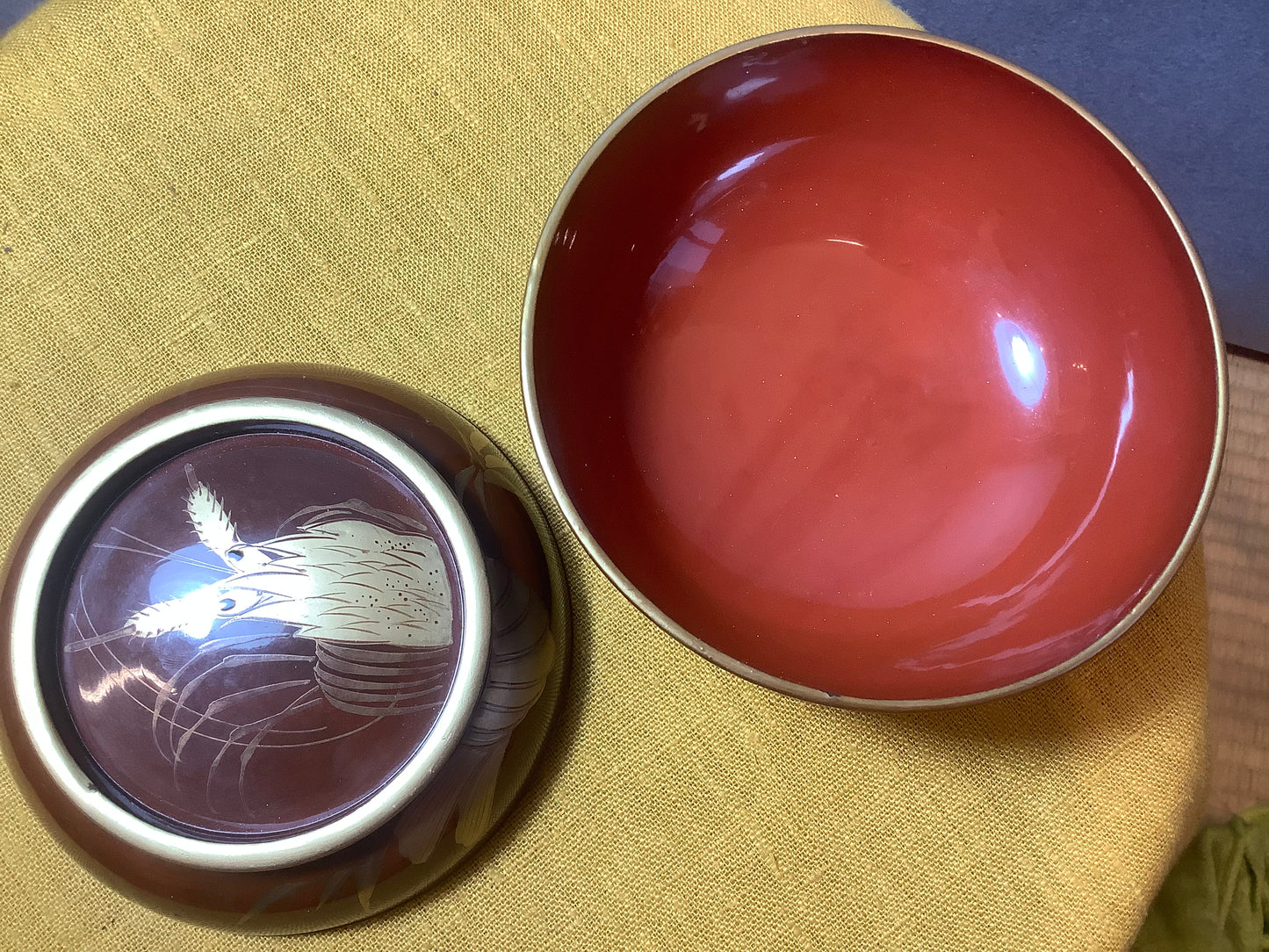 Lacquered bowl with Prawn